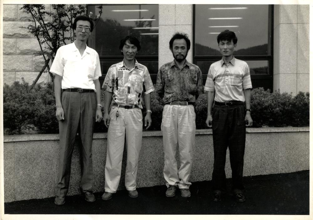1991년 《금강에서의 국제자연미술전》 운영진의 단체사진 2