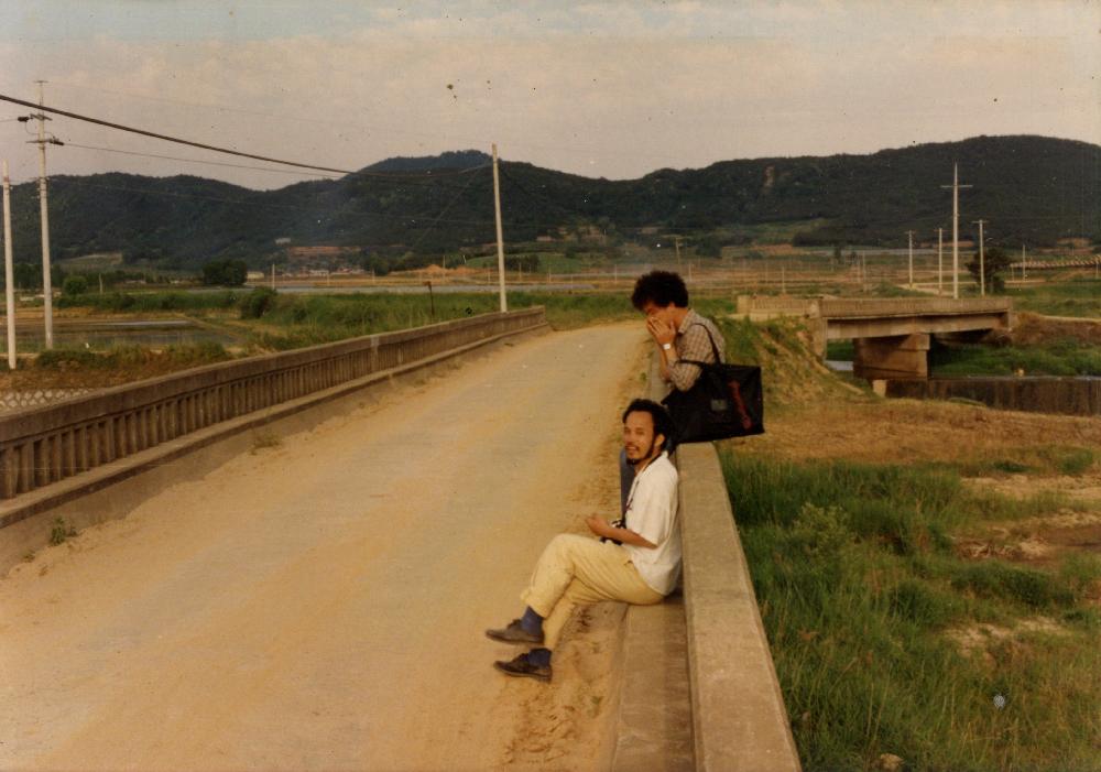 1990년 공주 탄천 안영리 다리에서 촬영된 신남철과 임동식 사진 1