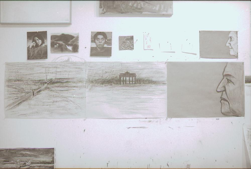 미국 뉴욕 소호 작업실 벽면을 촬영한 사진 필름