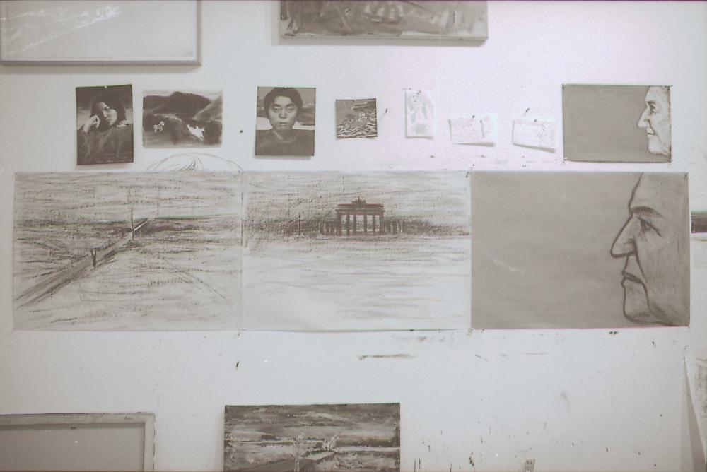 미국 뉴욕 소호 작업실 벽면을 촬영한 사진 필름