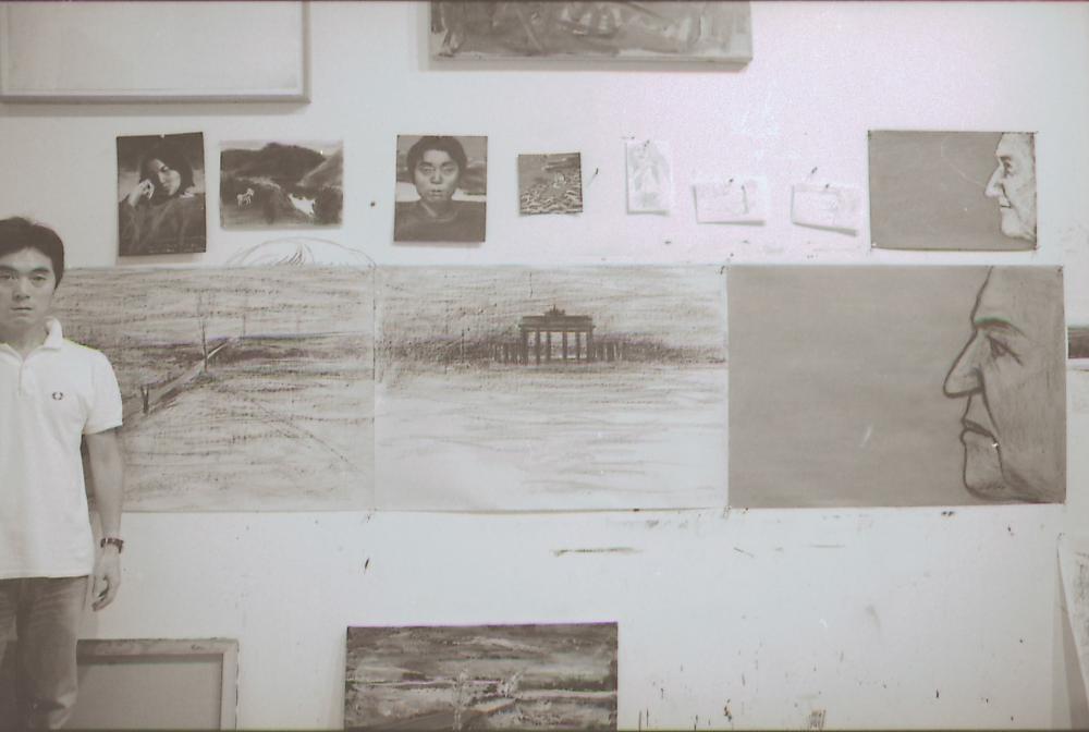 미국 뉴욕 소호 작업실 벽면을 촬영한 사진 필름