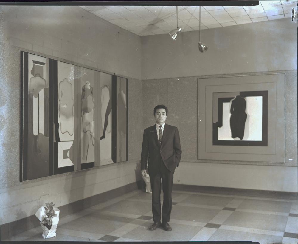 〈자화상〉 앞에서 촬영한 전시장 전경 사진 필름 1