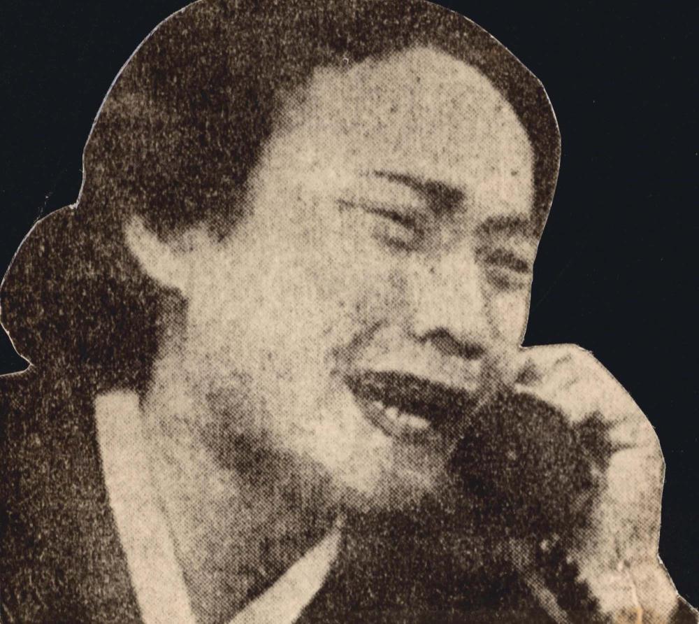 전화 받는 여성의 인화사진 1