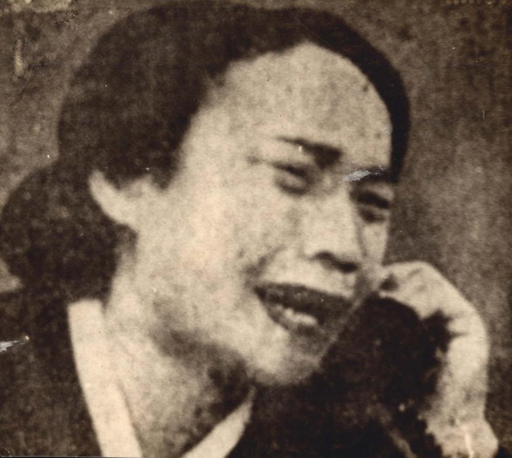 전화 받는 여성의 인화사진 2