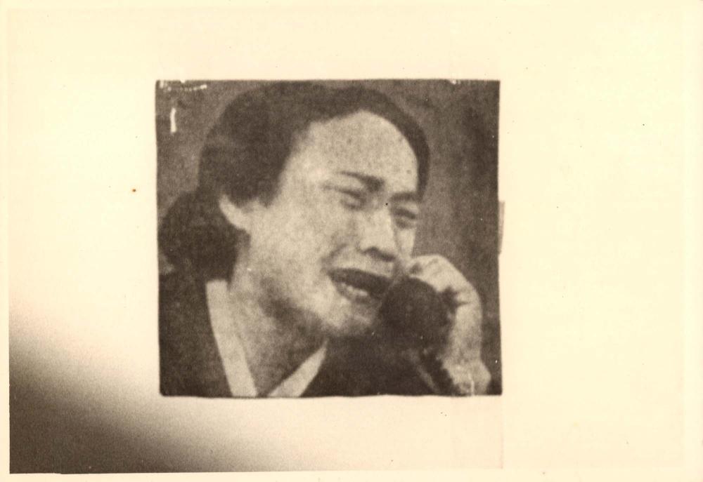 전화 받는 여성의 인화사진 3