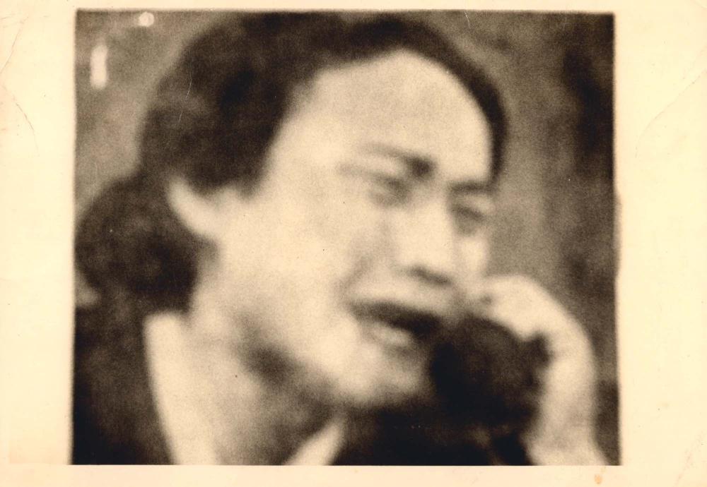 전화 받는 여성의 인화사진 5