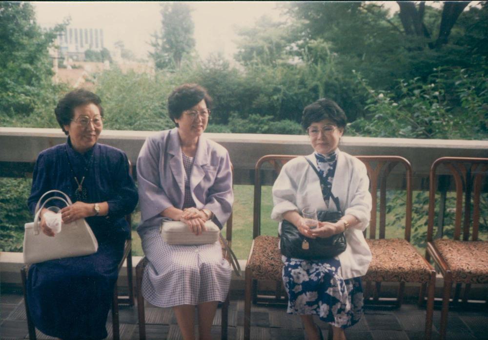지인들과 김명희, 김차섭을 촬영한 인화사진 1 6