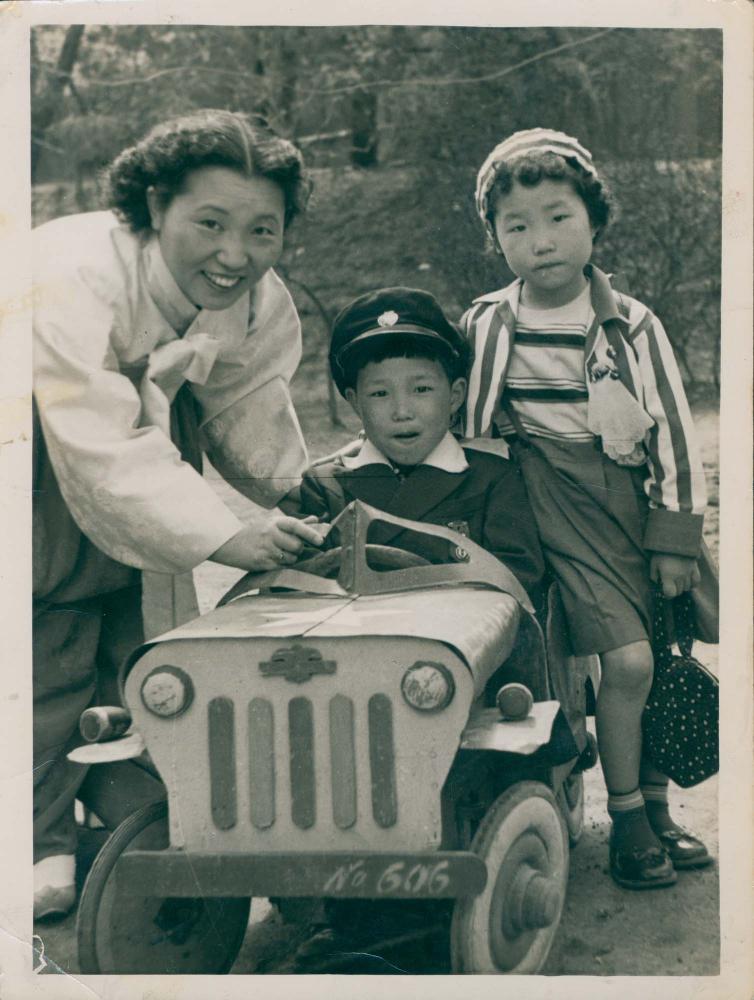1950년대부터 1960년대까지 촬영된 김차섭, 김명희의 인화사진 3