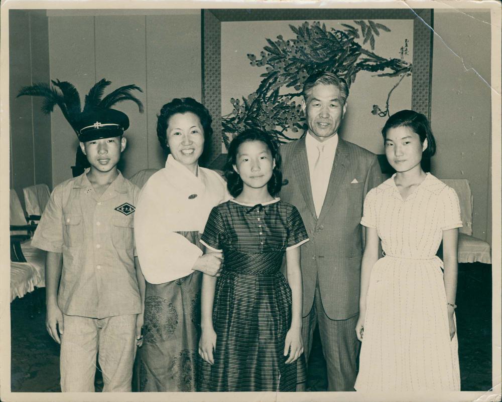 1950년대부터 1960년대까지 촬영된 김차섭, 김명희의 인화사진 4