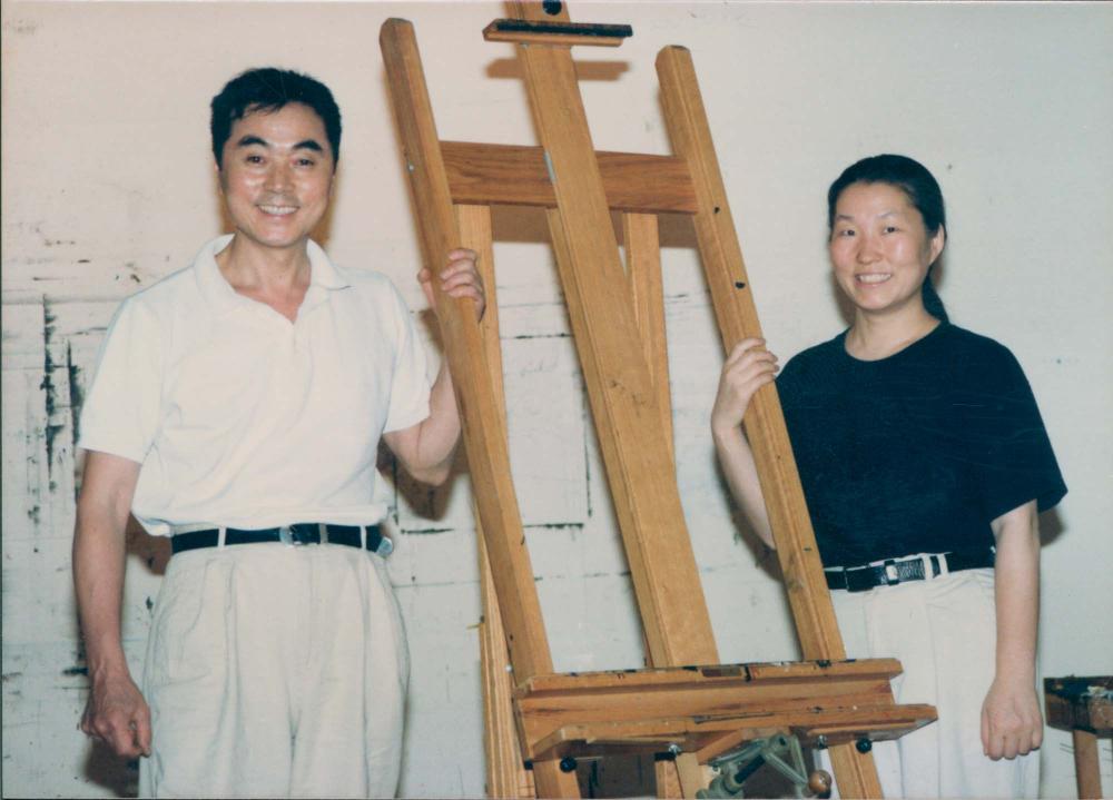 1990년대 작업실에서 김명희, 김차섭을 촬영한 인화사진 1