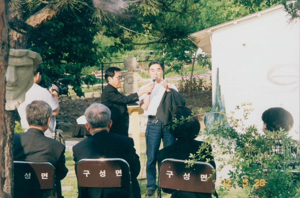 1990년대 작업실에서 김명희, 김차섭을 촬영한 인화사진 5