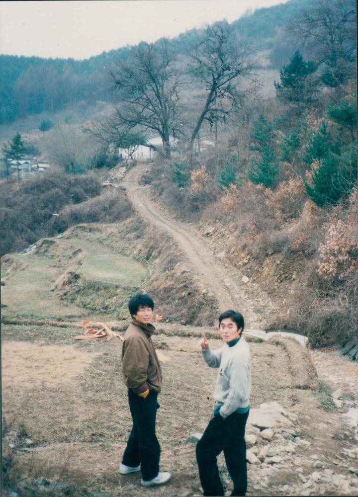 1990년대 작업실에서 김명희, 김차섭을 촬영한 인화사진 6