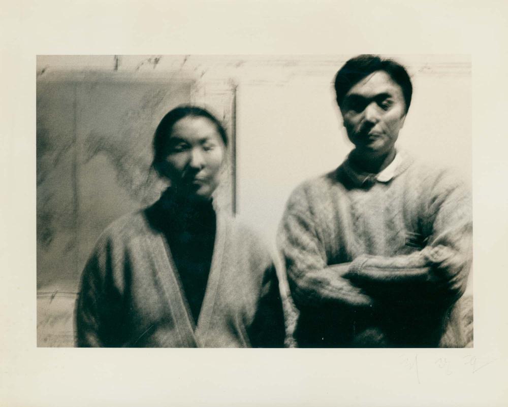 1990년대 작업실에서 김명희, 김차섭을 촬영한 인화사진