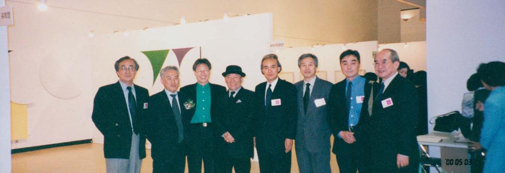 김차섭과 박서보, 오광수 등 8명의 단체 인화사진 1