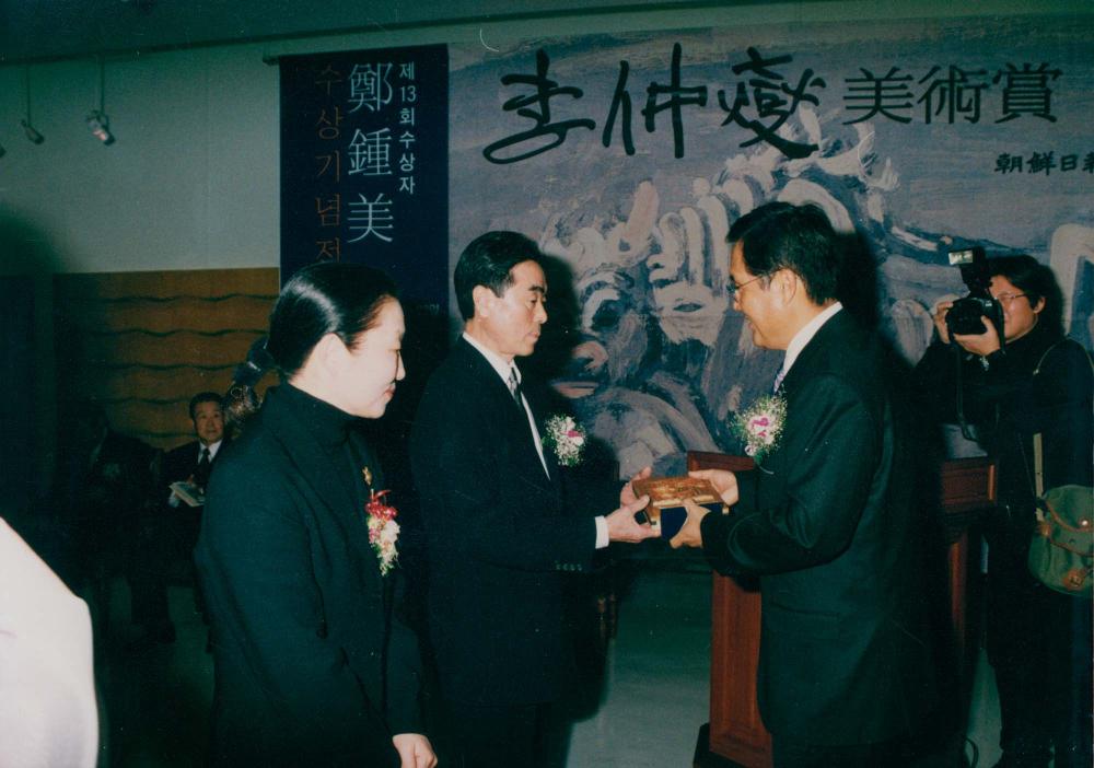 조선일보 미술관에서 촬영한 김명희, 김차섭의 인화사진 1