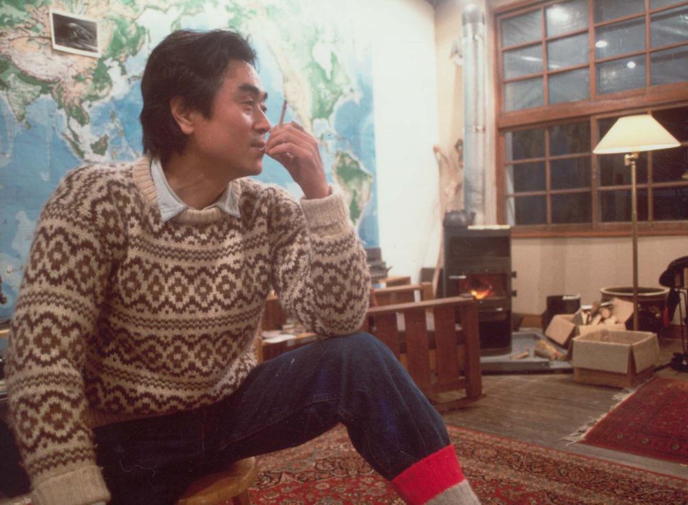 내평리 작업실에서 김차섭을 촬영한 인화사진 1