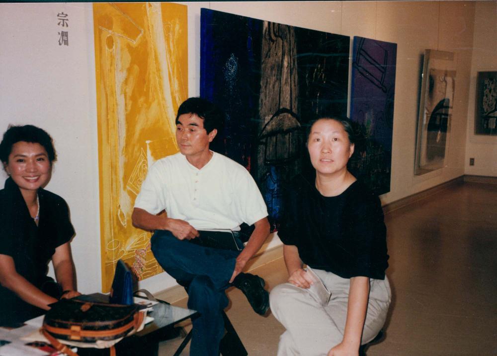 아트페어에 방문한 김명희, 김차섭을 촬영한 인화사진 1