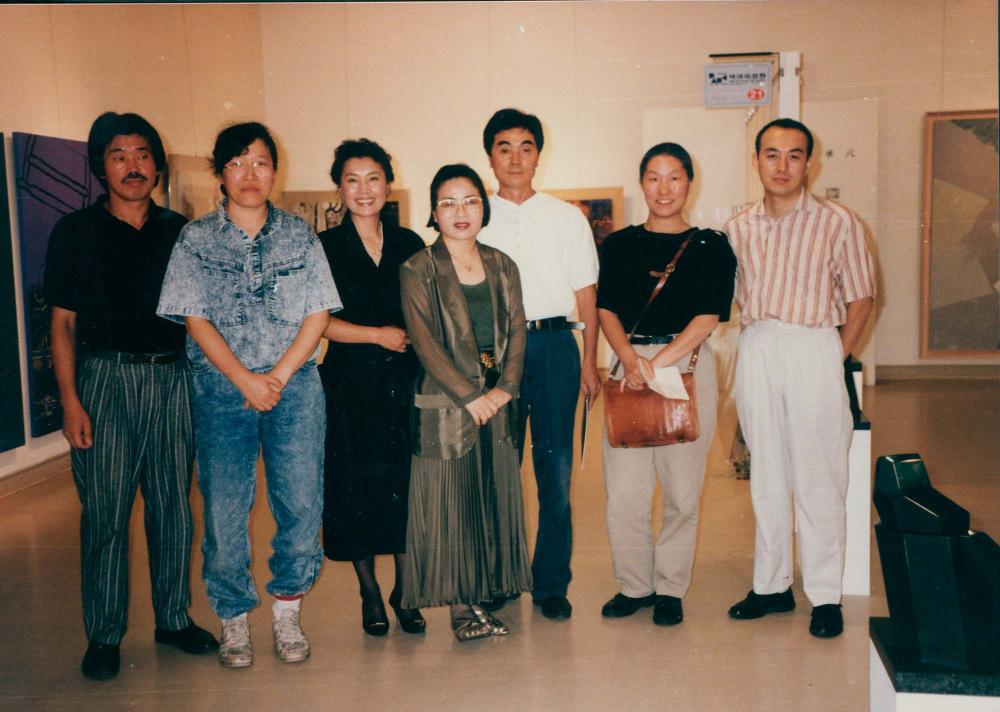 아트페어에 방문한 김명희, 김차섭을 촬영한 인화사진 2