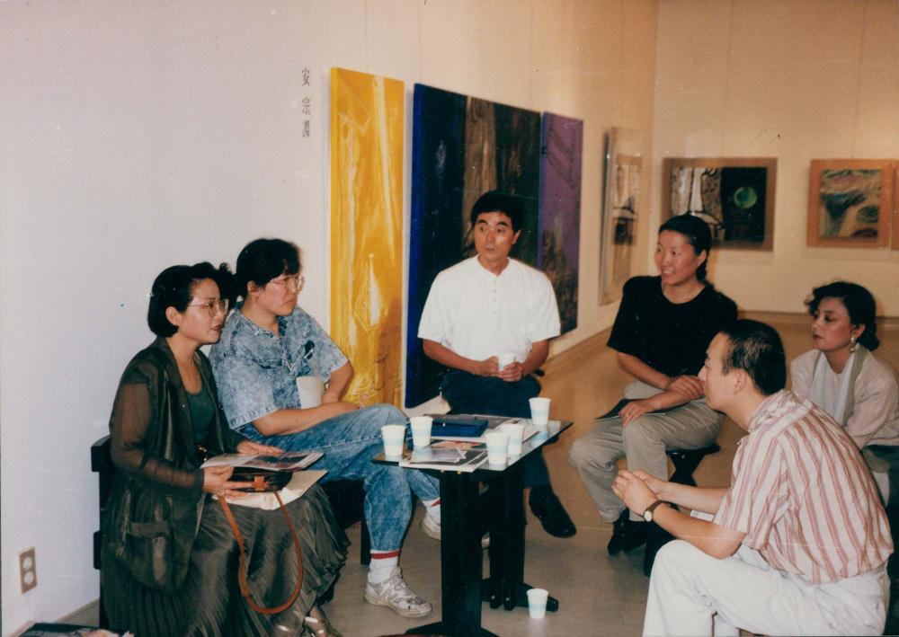 아트페어에 방문한 김명희, 김차섭을 촬영한 인화사진 3