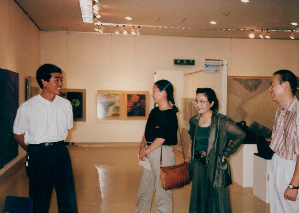 아트페어에 방문한 김명희, 김차섭을 촬영한 인화사진 4