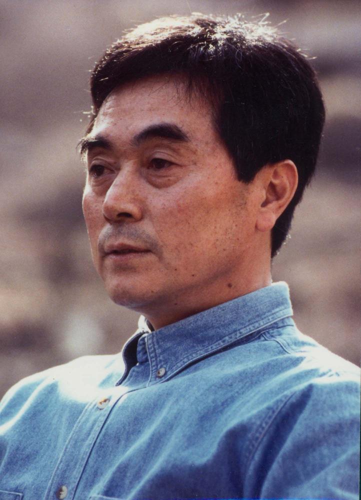 검정색 자동차 앞에서 김차섭을 촬영한 인화사진 2