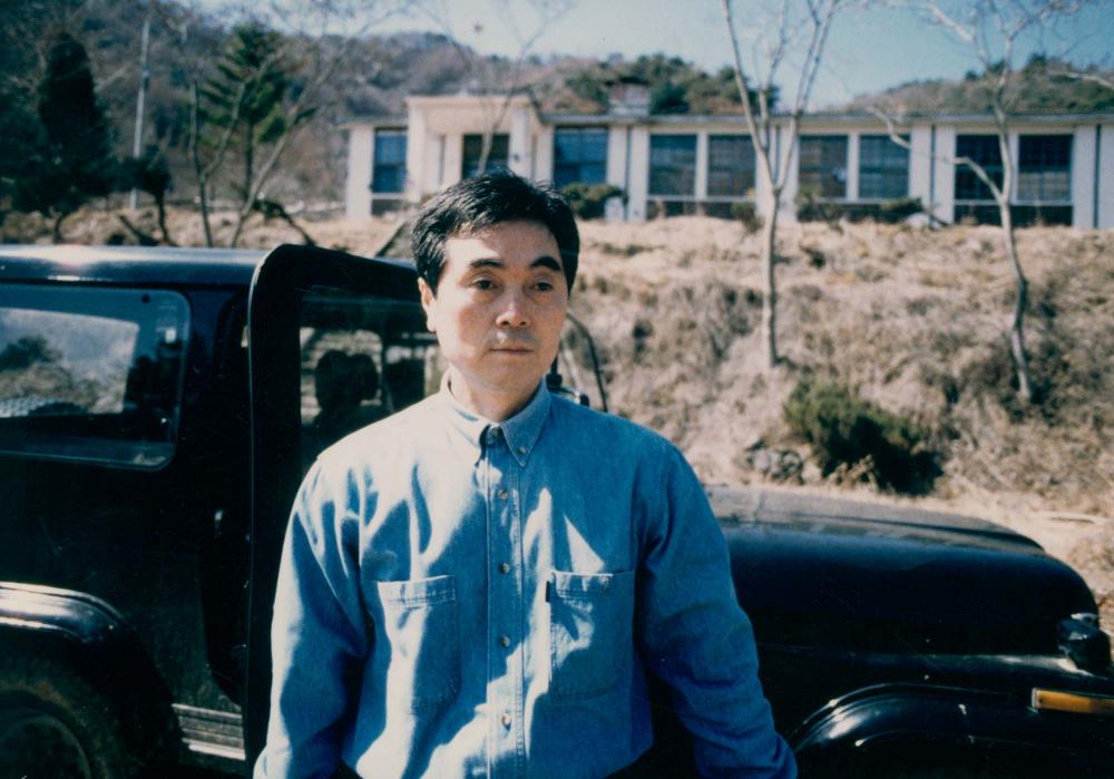 검정색 자동차 앞에서 김차섭을 촬영한 인화사진 3