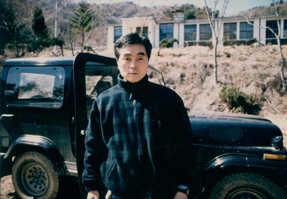 검정색 자동차 앞에서 김차섭을 촬영한 인화사진 4