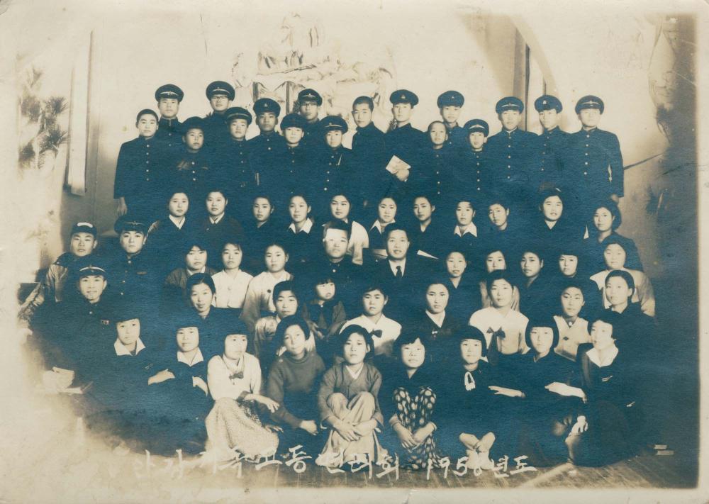 1958년 기독면려회 회원들과 함께 촬영한 김차섭 인화사진 1