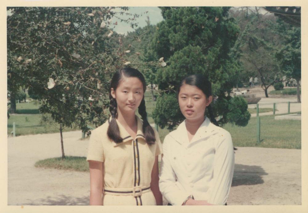 [김차섭의 지인으로 추정되는] 두 여성을 촬영한 사진 1