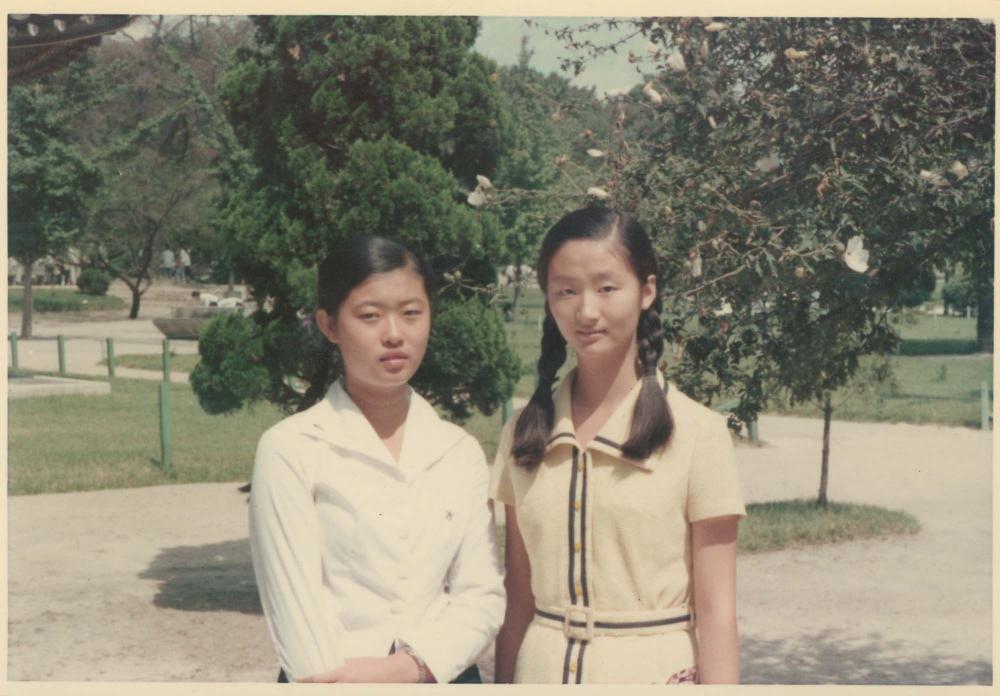 [김차섭의 지인으로 추정되는] 두 여성을 촬영한 사진 2