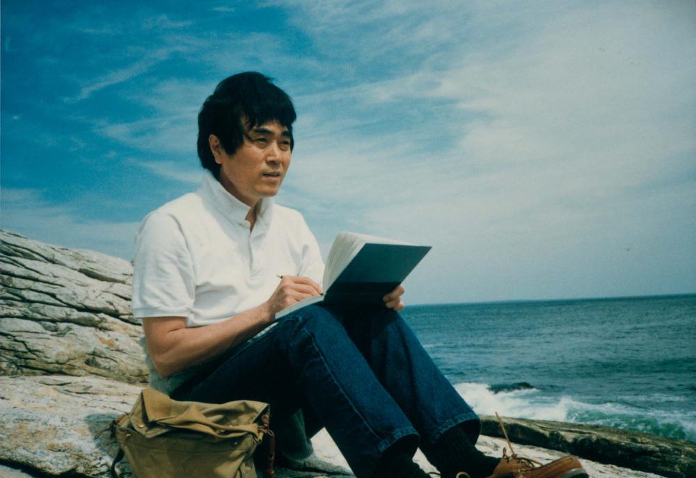 롱아일랜드 섬 바닷가 근처 여행 중 드로잉을 하고 있는 김차섭의 사진 2