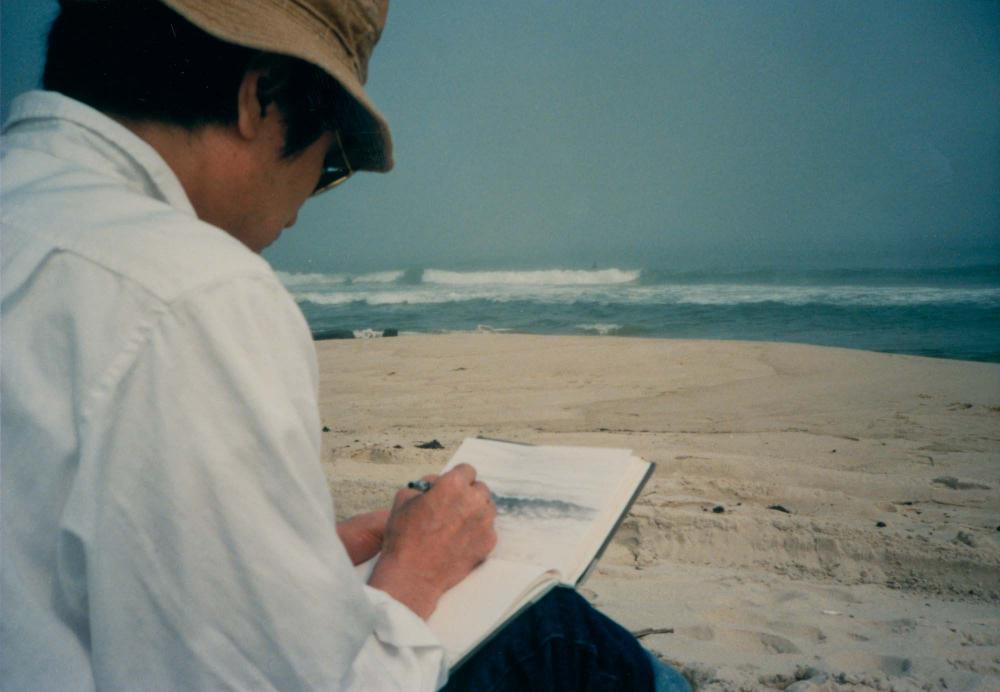 롱아일랜드 섬 바닷가 근처 여행 중 드로잉을 하고 있는 김차섭의 사진 3