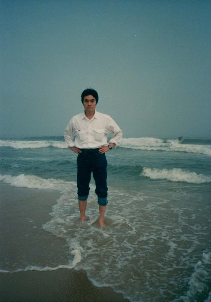 롱아일랜드 섬 바닷가 근처 여행 중 드로잉을 하고 있는 김차섭의 사진