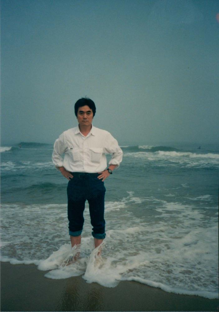 롱아일랜드 섬 바닷가 근처 여행 중 드로잉을 하고 있는 김차섭의 사진