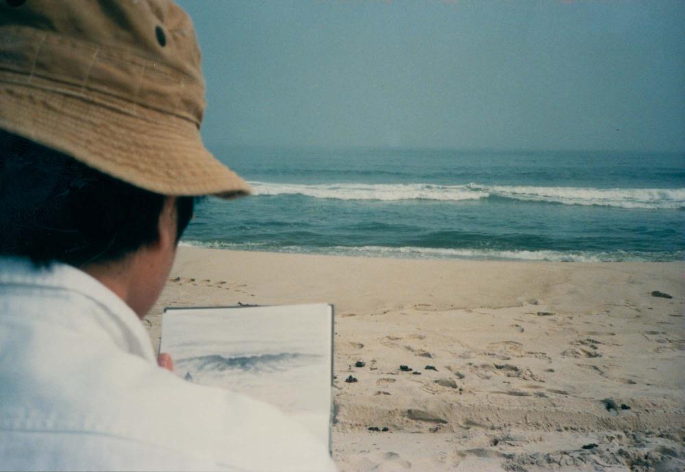 롱아일랜드 섬 바닷가 근처 여행 중 드로잉을 하고 있는 김차섭의 사진