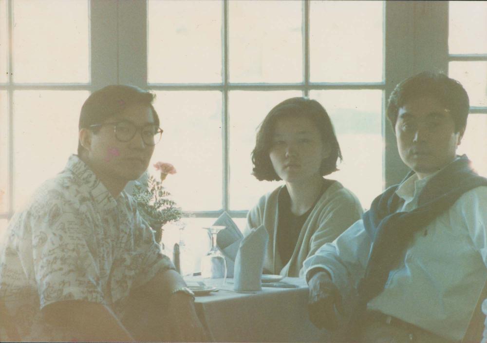 뉴욕의 한 레스토랑에서 촬영한 김차섭과 김명희, 김지수, 김지희 인화사진 1