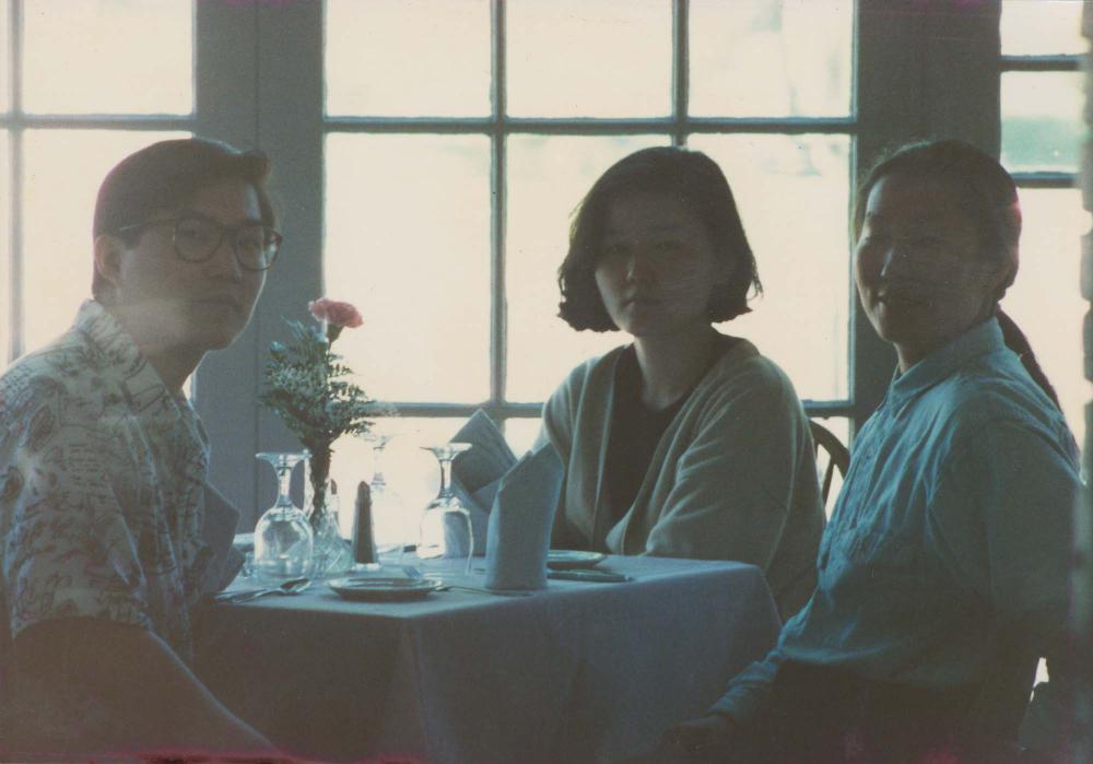 뉴욕의 한 레스토랑에서 촬영한 김차섭과 김명희, 김지수, 김지희 인화사진 2