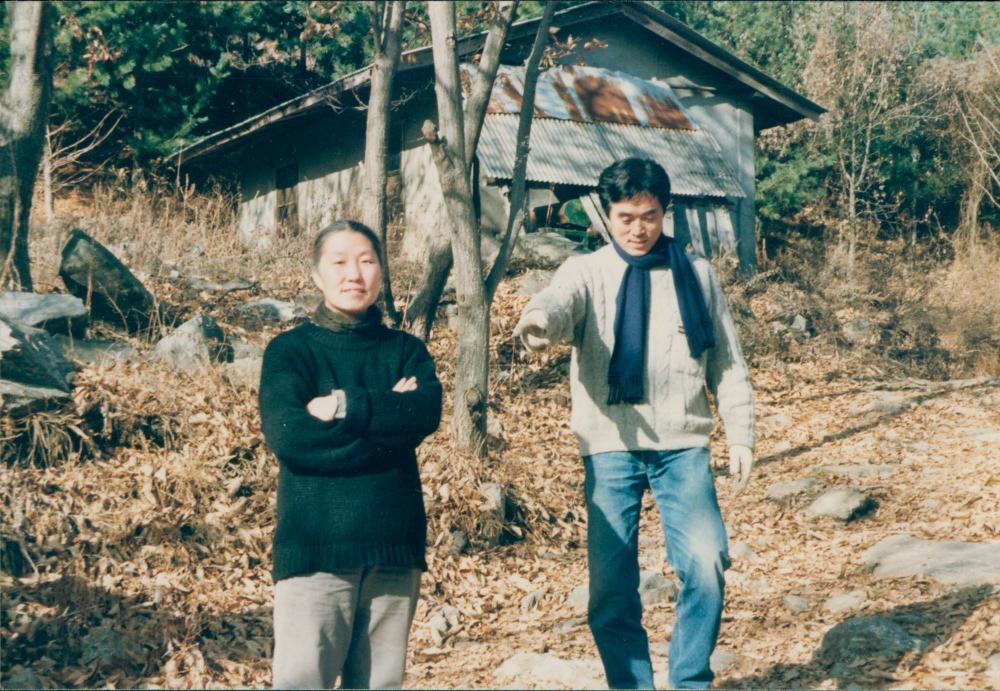 내평리 작업실 근처에서 지인들과 김명희, 김차섭을 촬영한 인화사진 1