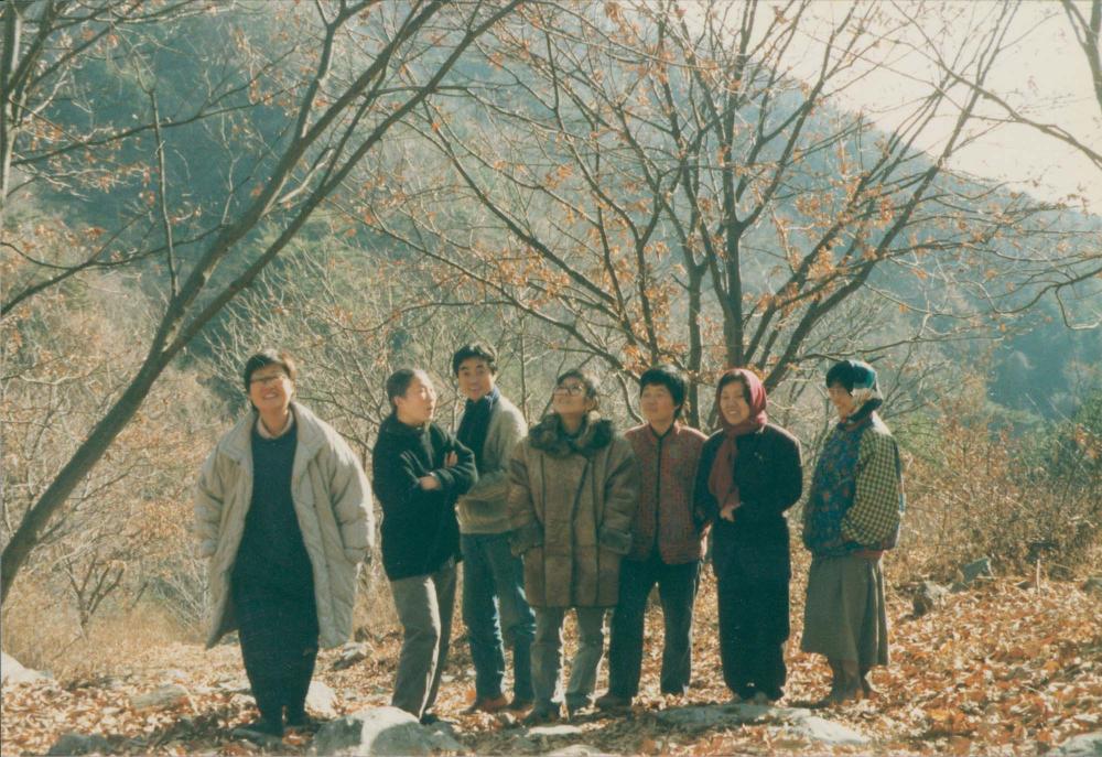 내평리 작업실 근처에서 지인들과 김명희, 김차섭을 촬영한 인화사진 2