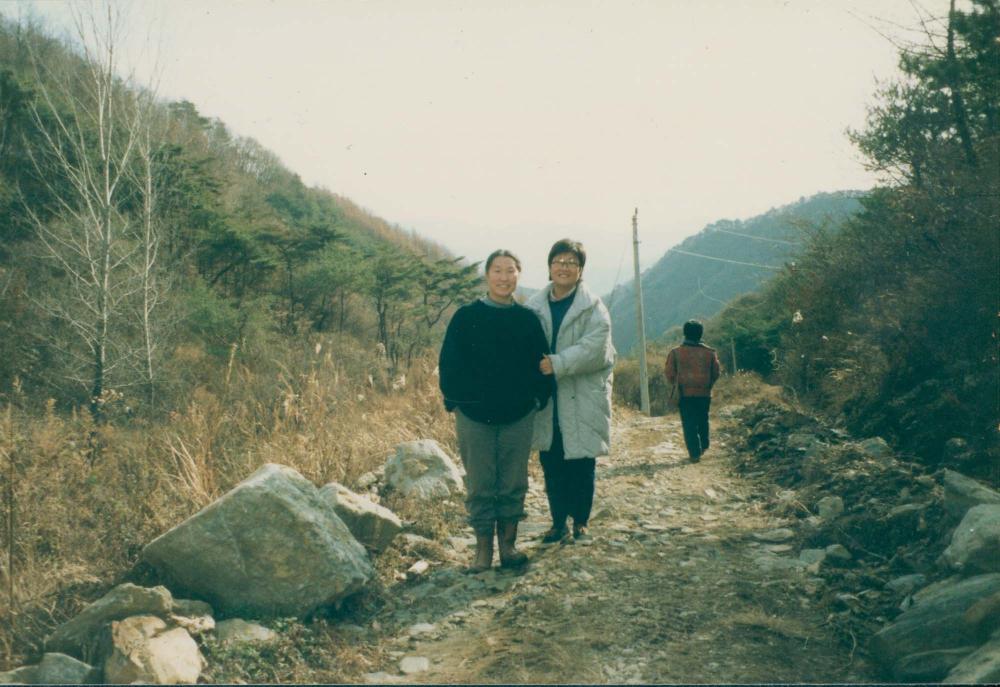 내평리 작업실 근처에서 지인들과 김명희, 김차섭을 촬영한 인화사진 3