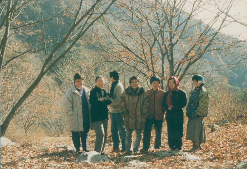 내평리 작업실 근처에서 지인들과 김명희, 김차섭을 촬영한 인화사진 4