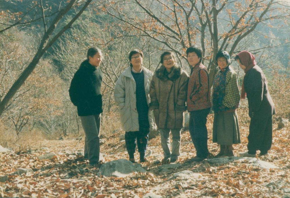 내평리 작업실 근처에서 지인들과 김명희, 김차섭을 촬영한 인화사진 5