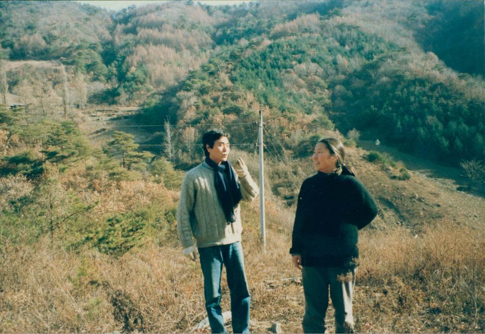 내평리 작업실 근처에서 지인들과 김명희, 김차섭을 촬영한 인화사진