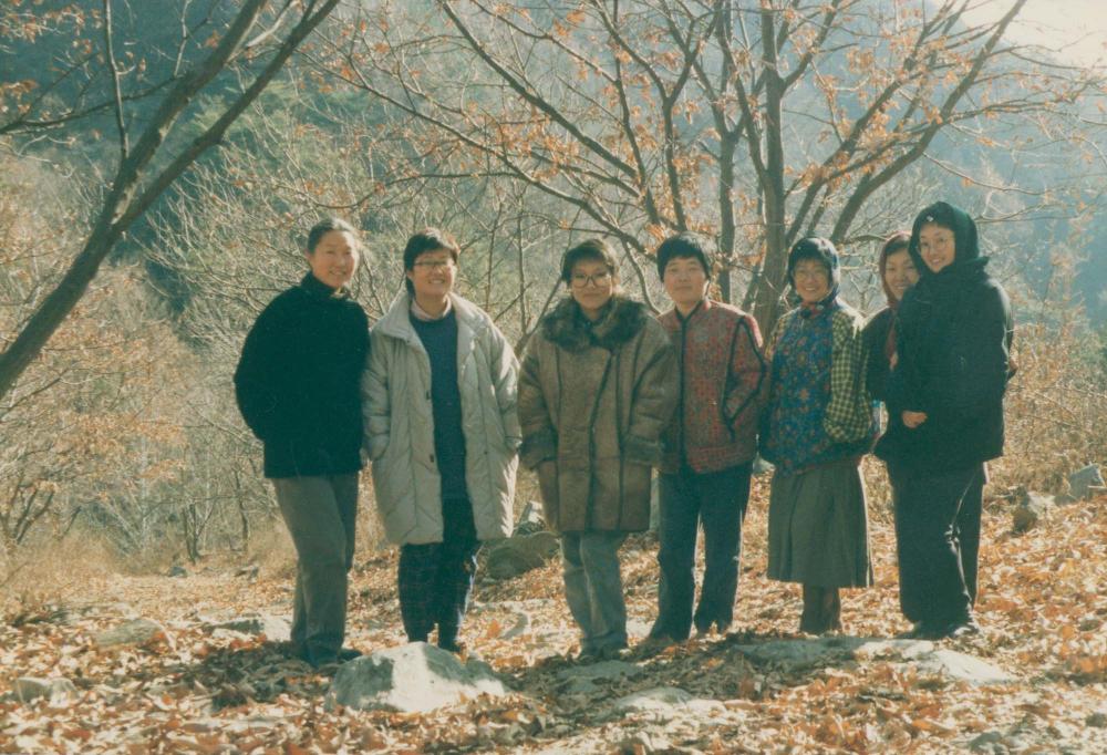 내평리 작업실 근처에서 지인들과 김명희, 김차섭을 촬영한 인화사진