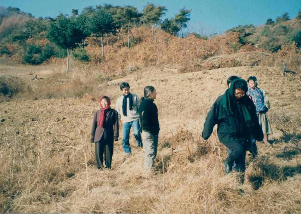 내평리 작업실 근처에서 지인들과 김명희, 김차섭을 촬영한 인화사진