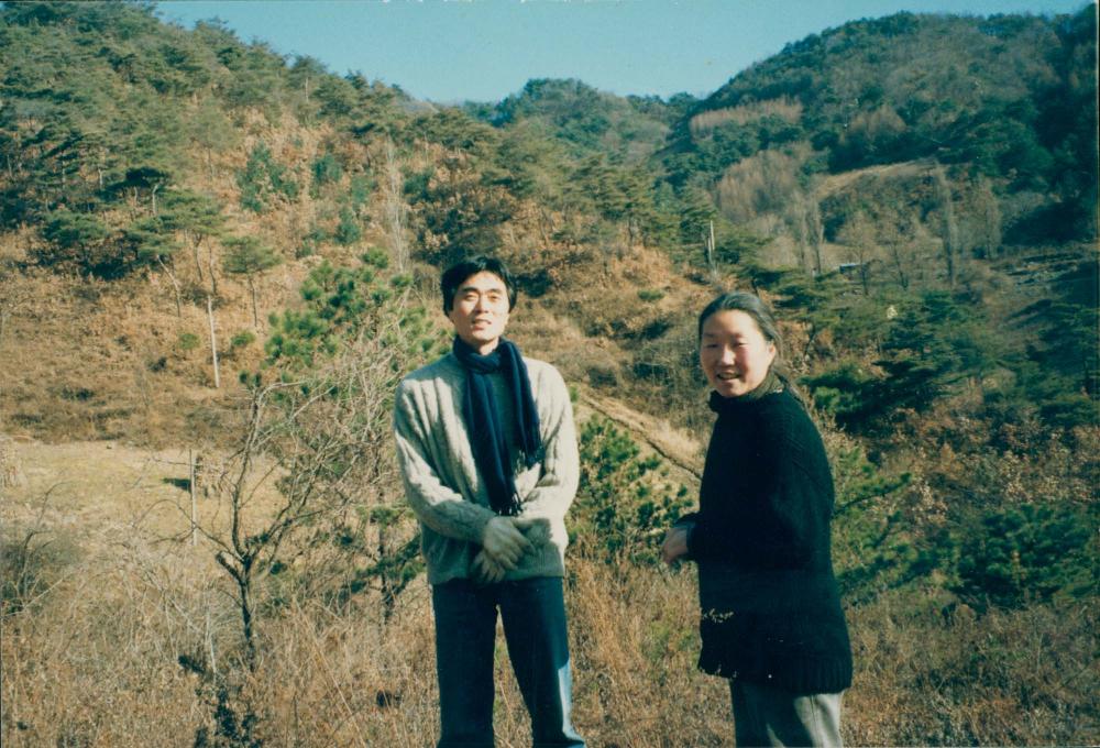 내평리 작업실 근처에서 지인들과 김명희, 김차섭을 촬영한 인화사진