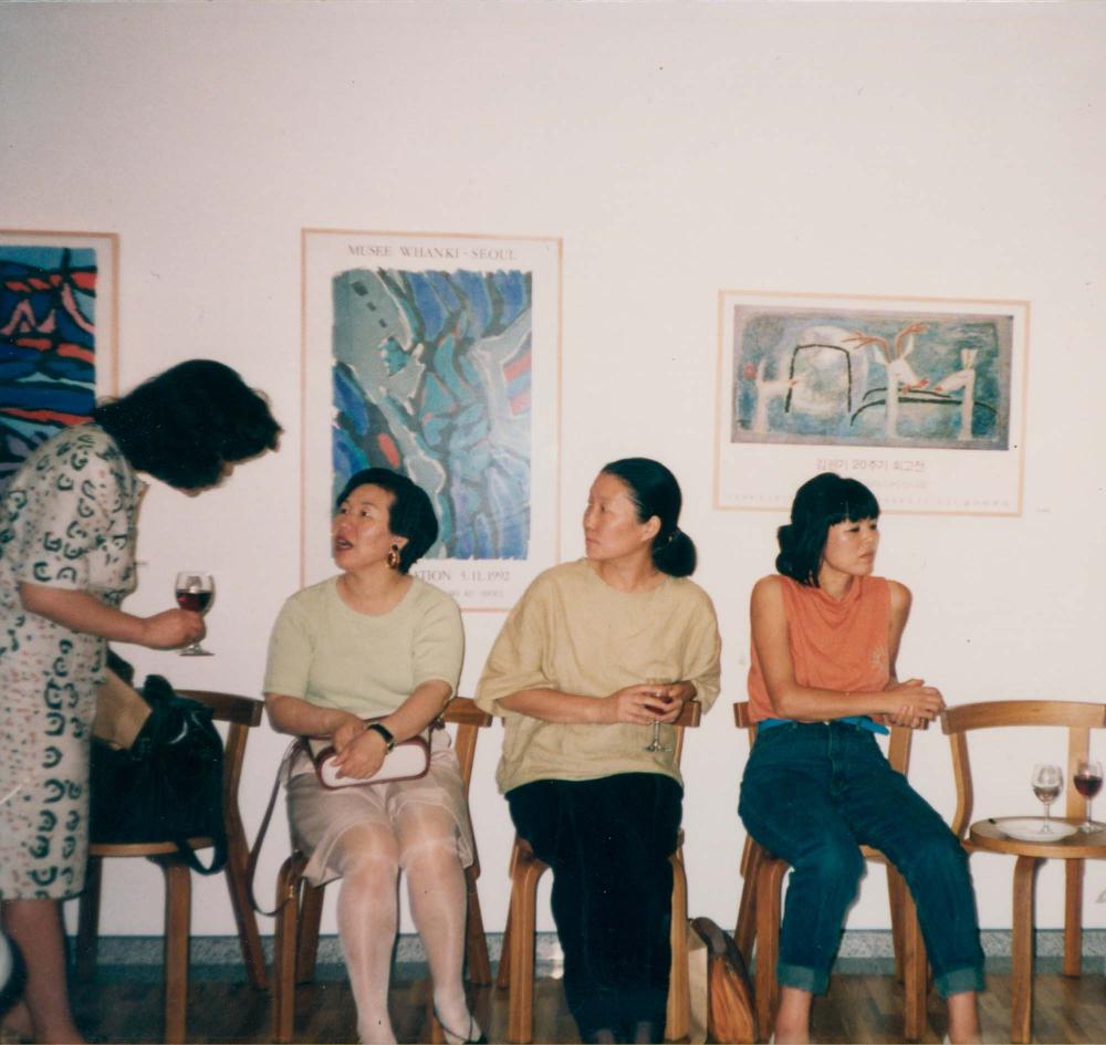 1994년 환기미술관 《김환기 20주년 회고전》에서 지인들과 촬영한 김명희 인화사진 1
