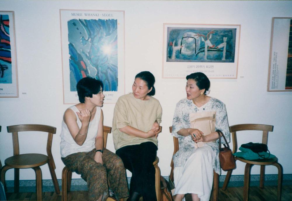 1994년 환기미술관 《김환기 20주년 회고전》에서 지인들과 촬영한 김명희 인화사진 2