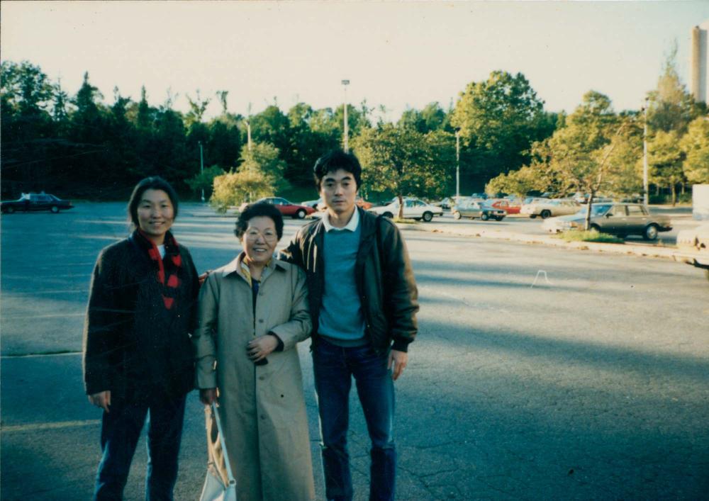 김명희 가족과 김차섭을 촬영한 인화사진 1