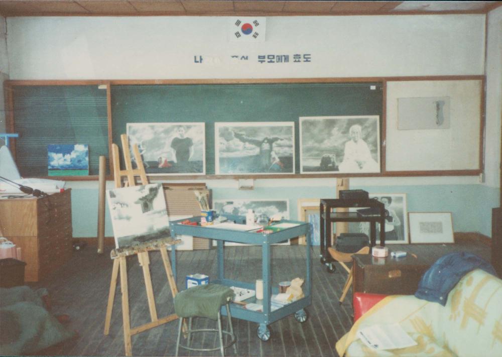 내평리 작업실에서 김명희, 김차섭을 촬영한 인화사진 1